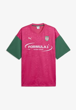 Różowa sportowa koszulka z krótkim rękawem z zielonymi rękawami, z nadrukowanym logo „Formula 1 Racing League”, logo Puma oraz małym herbem ligi wyścigowej na piersi.