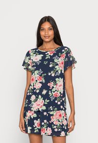 Vestido floral com um fundo azul marinho escuro, mangas curtas com babados e padrões de rosas em tons de rosa e verde, feito de tecido leve.
