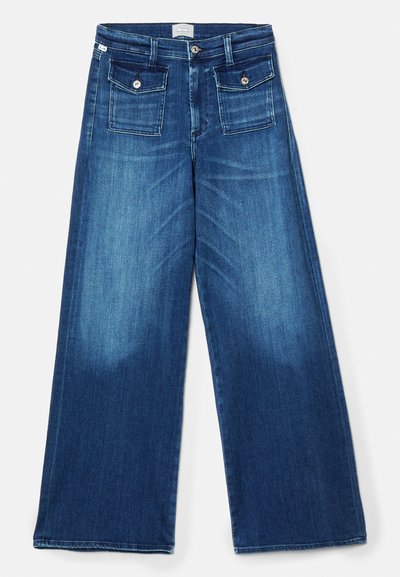 Jeans de denim de perna ampla em azul escuro. Apresenta cinco bolsos, hardware prateado e uma textura suave. O tecido mostra um desbotamento sutil.