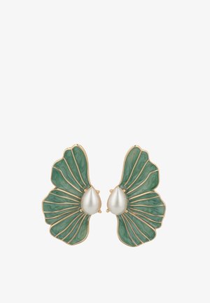 Orecchini a forma di farfalla verde con accenti dorati presentano due perle a goccia al centro, con dettagli rugosi e una finitura lucida.