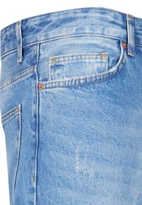 Jeans de mezclilla en azul claro con un diseño clásico, estilo de cinco bolsillos y sutiles detalles desgastados cerca del bolsillo trasero.