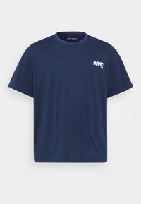 Tmavě modré bavlněné tričko s kulatým výstřihem, krátkými rukávy a bílým vyšívaným logem "NYC 86" na levé straně hrudi. Jednoduchý, volný střih.