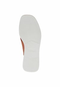 Bruine leren schoen met een witte rubberen zool. De zool heeft een gestructureerd oppervlak en een centraal logo. Plat ontwerp met een ronde neus.