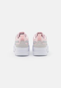 Sneakers med en pastellrosa och grå färgschema, slät syntetisk material, vadderade kragar och kraftiga vita sulor. Diskret logotypdetalj.