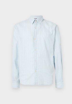 Camisa azul clara com riscas verticais brancas, gola clássica, mangas longas e dois detalhes de botão nas mangas.