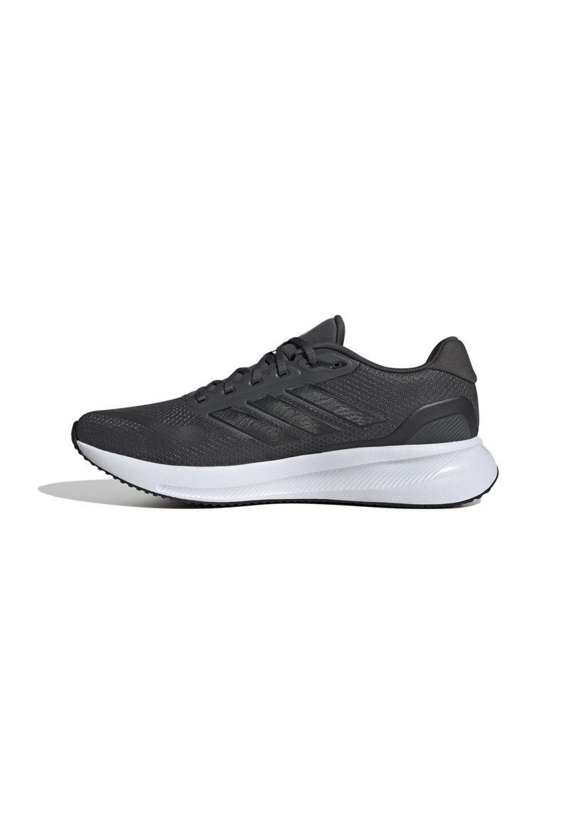 Zapatillas deportivas de material de malla gris oscuro con acentos negros. Cuenta con una entresuela blanca y tres franjas blancas en el costado.