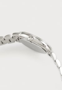 Zilveren horloge met een gepolijste roestvrijstalen kast, ronde wijzerplaat en een schakelen metalen armband. Het display heeft een glad, vlak oppervlak.