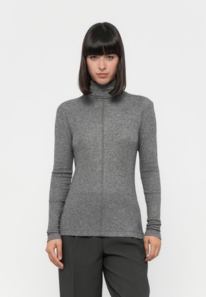 Grå turtleneck med lange ermer, glatt tekstur og en sentral søm, kombinert med mørkegrå skreddersydde bukser.