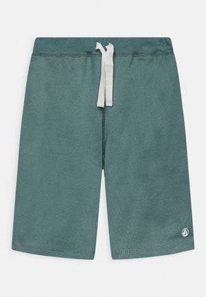 Pantalones cortos verdes hasta la rodilla con cintura elástica y cordón blanco, pequeño logo de velero en la parte inferior derecha de la pierna.
