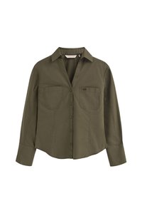 Olivgrön skjorta med knäppning framtill, två bröstfickor, långa ärmar och klassisk krage, liggande platt på en vit bakgrund.