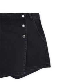 Gonna in denim nero con taglio dritto, dotata di bottoni a pressione argento sul lato sinistro e tasche laterali. Tessuto liscio con una finitura pulita.