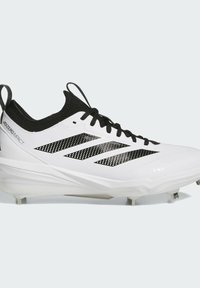 Crampon de football conçu pour la performance, avec une tige synthétique blanche, des accents noirs, un mesh texturé et une semelle extérieure moulée avec des crampons.