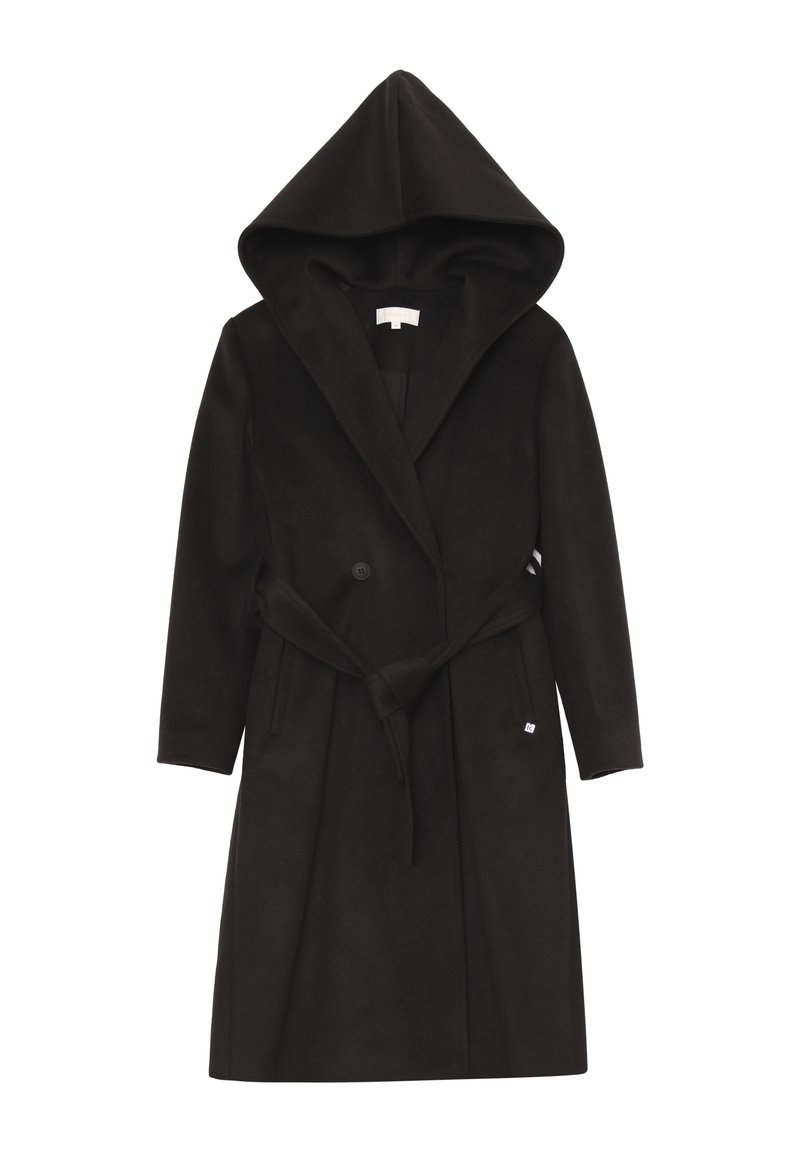 Cappotto nero con cappuccio, design a doppiopetto, cintura in tessuto, tasche laterali e una trama sottile. Presenta due bottoni frontali e un'etichetta bianca.