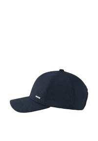 Marineblaue Kappe mit strukturiertem Muster, gebogenem Schirm und Belüftungsösen. Verfügt über ein kleines silbernes Logoschild an der Seite.