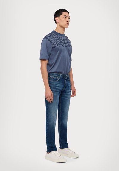 Emporio Armani Pieguloša piegriezuma džinsi - denim blu