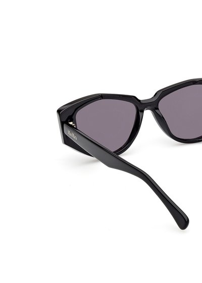 Schwarze Cat-Eye-Sonnenbrille mit dunklen Gläsern. Schlanker, glänzender Kunststoffrahmen mit scharfen Kanten und einem dezenten Logo am Bügel.