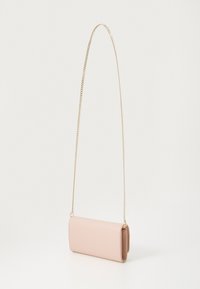 Rosa skinn crossbody-veske med en gullkjede-rem. Rektangulær form med en jevn tekstur og en fold-over design.