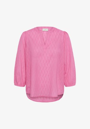 Roosa pluus kergest kangast, millel on V-kaelus, 3/4 pikad volangvarrukad ja tekstuuriline laineline muster. Ümar hem.