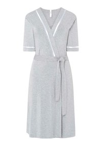 Vestido envolvente gris hecho de una tela suave, con mangas cortas, un lazo en la cintura y detalles brillantes a lo largo del escote y las mangas.