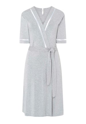 Vestido envolvente gris hecho de una tela suave, con mangas cortas, un lazo en la cintura y detalles brillantes a lo largo del escote y las mangas.