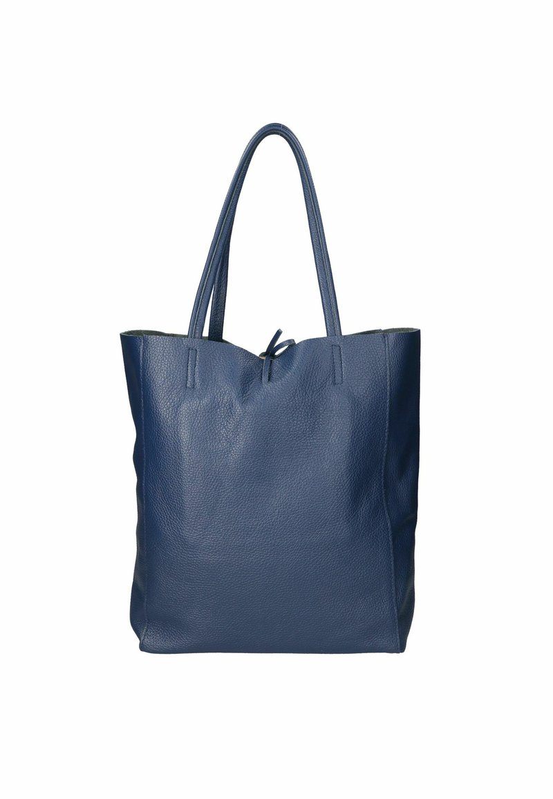 Marineblauwe leren tote bag met een gestructureerd oppervlak, open bovenkant en twee lange handvatten. Beschikt over een minimalistisch ontwerp zonder zichtbare hardware.