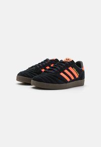 adidas Originals GAZELLE VTR UNISEX - Sporta apavi - core black/solar orange/footwear white