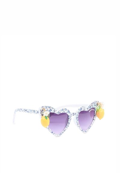 Herzförmige Sonnenbrille mit blauen Blumenrahmen, violetten Verlaufsgläsern und dekorativen gelben Zitronenanhängern an jeder Seite.