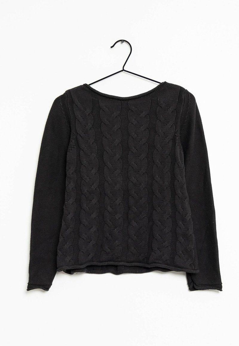 Maglione nero in maglia con maniche lunghe, caratterizzato da un motivo a trecce rialzato sul davanti e collo arrotondato. Appeso a un gancio nero.