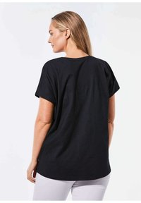 Schwarzes T-Shirt mit kurzen Ärmeln, relaxter Passform, rundem Halsausschnitt und glattem Baumwollstoff. Der Rücken ist schlicht und ohne zusätzliche Details.