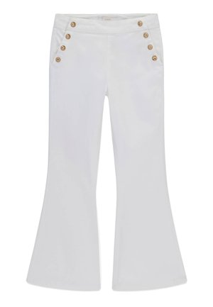 Pantaloni bianchi a zampa con sei bottoni color cuoio, tre su ogni lato vicino alle tasche, e una vita aderente.