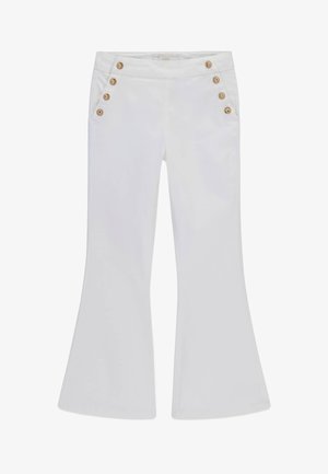 Pantalones blancos acampanados con seis botones marrones, tres a cada lado cerca de los bolsillos, y una cinturilla ajustada.