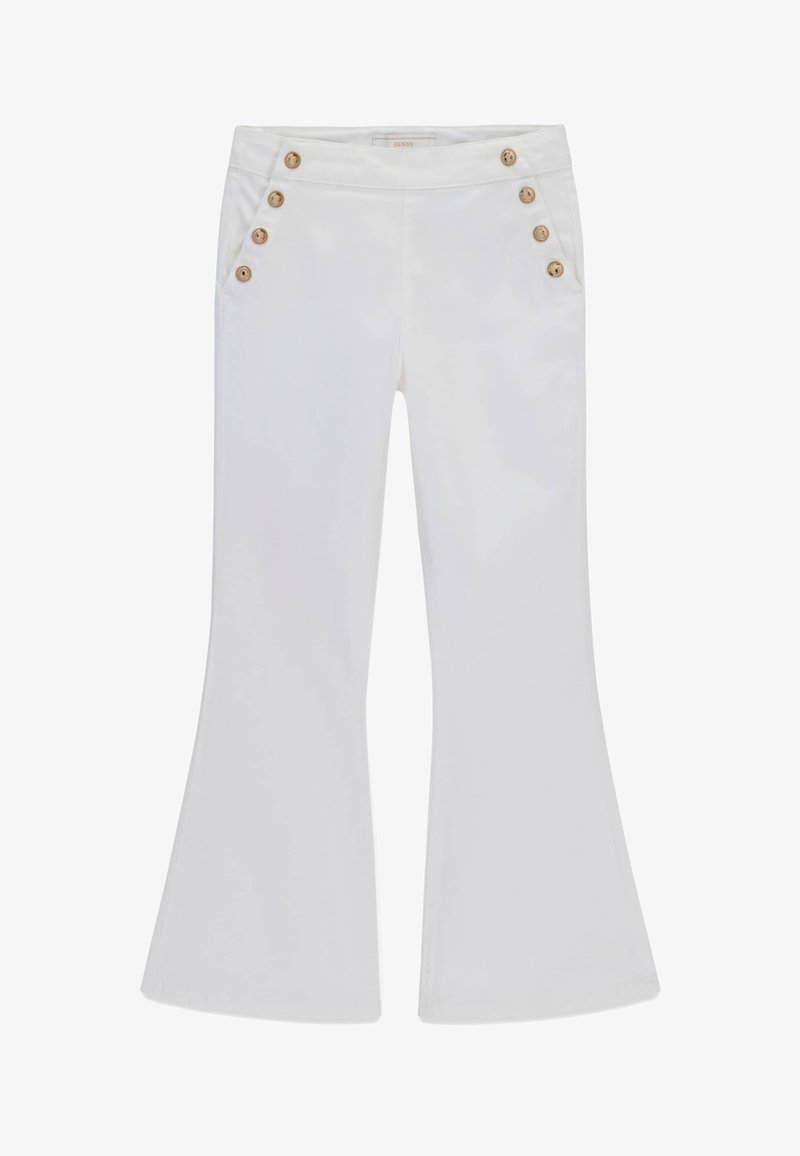 Pantalon blanc évasé avec six boutons marron clair, trois de chaque côté près des poches, et une taille ajustée.