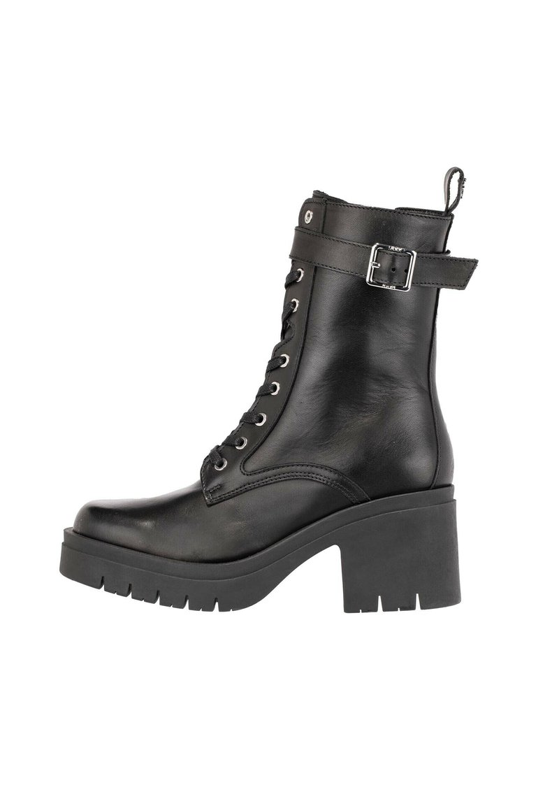 Čierne kožené členkové čižmy s masívnym podpätkom, šnurovaním vpredu, kovovými očkami, detailom bočného spony a textúrovanou podrážkou.