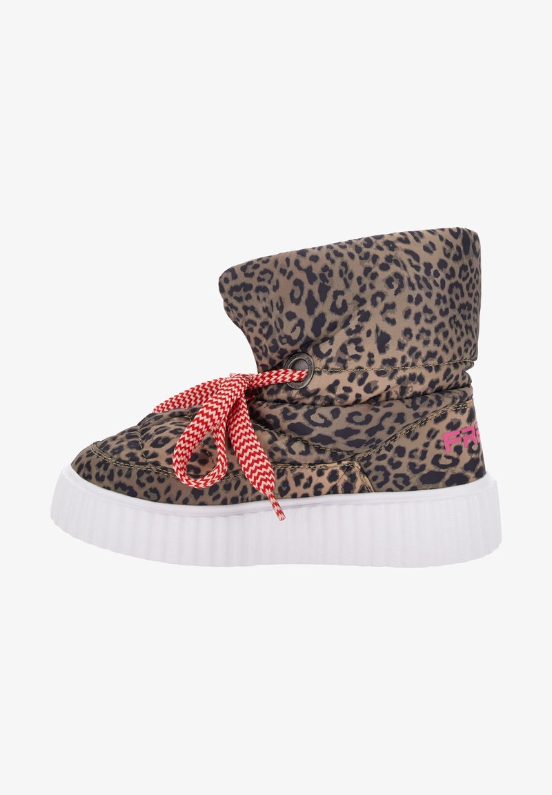 Botín de tela con estampado de leopardo y diseño arrugado, con cordones rojos en zigzag y una gruesa suela de goma blanca. Presenta un logo en color rosa.