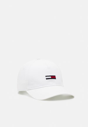 Casquette de baseball blanche avec une visière incurvée et un petit logo rectangulaire présentant des bandes horizontales noires, blanches et rouges à l'avant.