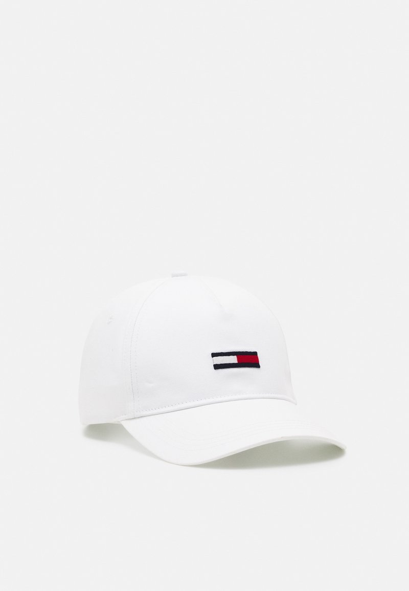 Casquette de baseball blanche avec une visière incurvée et un petit logo rectangulaire présentant des bandes horizontales noires, blanches et rouges à l'avant.