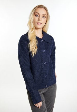 Königsblauer Strickcardigan mit Rautenmuster, großem Kragen und sechs lila Knöpfen an der Vorderseite. Weicher Stoff, lange Ärmel.