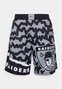 Shorts a rete grigi e neri con un motivo camouflage, una striscia bianca e un logo con l'immagine di un pirata e il testo "RAIDERS".