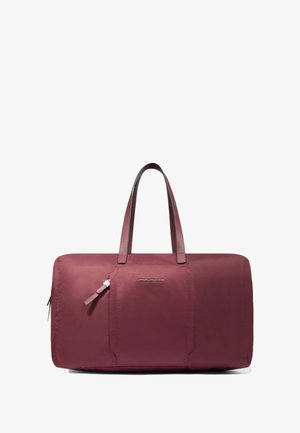 Grande borsa da viaggio rettangolare bordeaux con doppi manici, tasca frontale con cerniera e logo "Piquadro" su sfondo bianco uniforme.