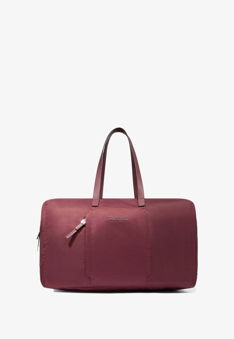 Bolsa de viaje rectangular grande de color burdeos con dos asas, bolsillo frontal con cremallera y logo "Piquadro" sobre un fondo blanco liso.