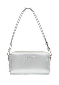 Ασημένια μεταλλική τσάντα crossbody με απαλό υφή, ανάγλυφο λογότυπο, ορθογώνιο σχήμα και λεπτή ρυθμιζόμενη λουρίδα. Κλείνει με φερμουάρ στην κορυφή.