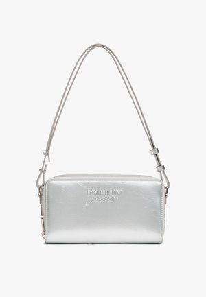 Hõbedane metallikist õlakott, sileda tekstuuri, reljeefse logoga, ristkülikukujuline ja õhuke reguleeritava rihmaga. Peal lukuga sulgemine.