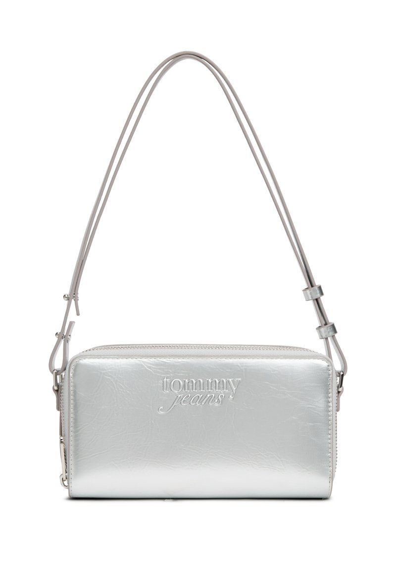 Ασημένια μεταλλική τσάντα crossbody με απαλό υφή, ανάγλυφο λογότυπο, ορθογώνιο σχήμα και λεπτή ρυθμιζόμενη λουρίδα. Κλείνει με φερμουάρ στην κορυφή.