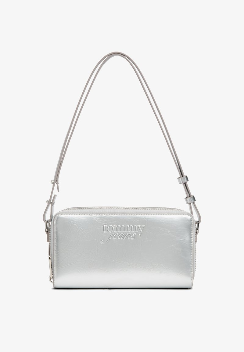 Ασημένια μεταλλική τσάντα crossbody με απαλό υφή, ανάγλυφο λογότυπο, ορθογώνιο σχήμα και λεπτή ρυθμιζόμενη λουρίδα. Κλείνει με φερμουάρ στην κορυφή.