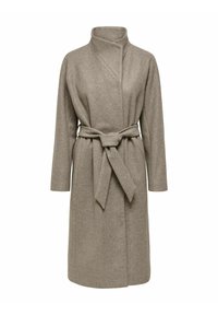 Dlouhý béžový vlněný kabát s šálovým límcem, páskem v pase a širokými rukávy. Tkanina vypadá jemně a texturovaně, s rovnou siluetou.