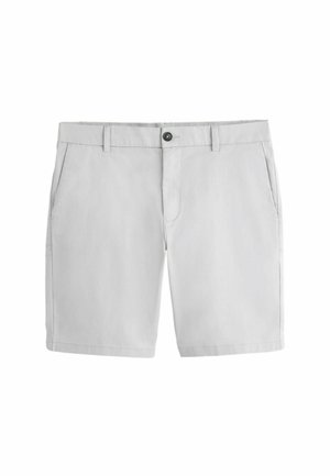 Pantaloni scurți pentru bărbați, gri deschis, cu nasture frontal, fermoar, găici pentru curea și buzunare laterale, pe fundal alb.