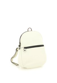 Zaino in pelle bianca con forma arrotondata, minuteria argentata, tasca frontale con cerniera e tracolla corta regolabile.