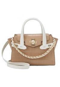 Beige laukku, jossa on krokotiili-efekti ja valkoisia yksityiskohtia, kultaiset metalliosat, kaksinkertaiset kahvat ja irrotettava ketjuhihna. Varustettu yläpuolen läppäkiinnityksellä.