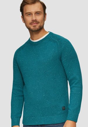 Turquoisekleurige gebreide trui met een ribgebreide ronde hals. De textuur is gemêleerd met lichte en donkere vlekken; heeft een merketiket aan de zoom.