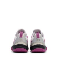 Scarpe sportive bianche e rosa con suola rosa, dettagli in mesh testurizzato e una linguetta sul tallone. Presentano un branding minimale e cuciture a contrasto.